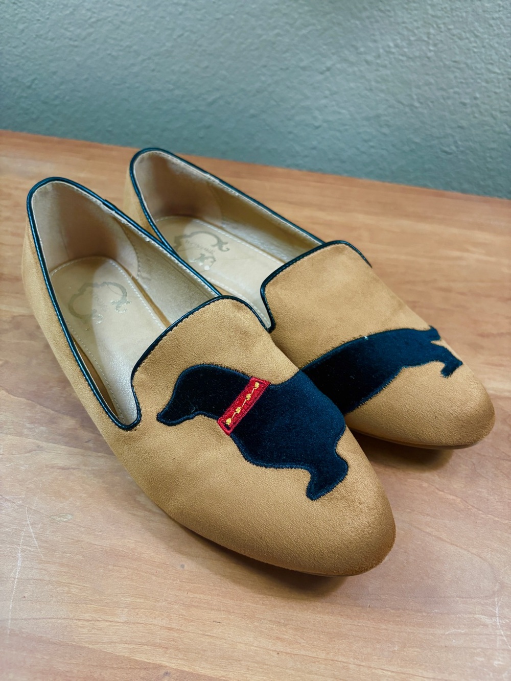 C. Wonder Tan Suede Loafer/Flat Black Dog Design, Womens size 8